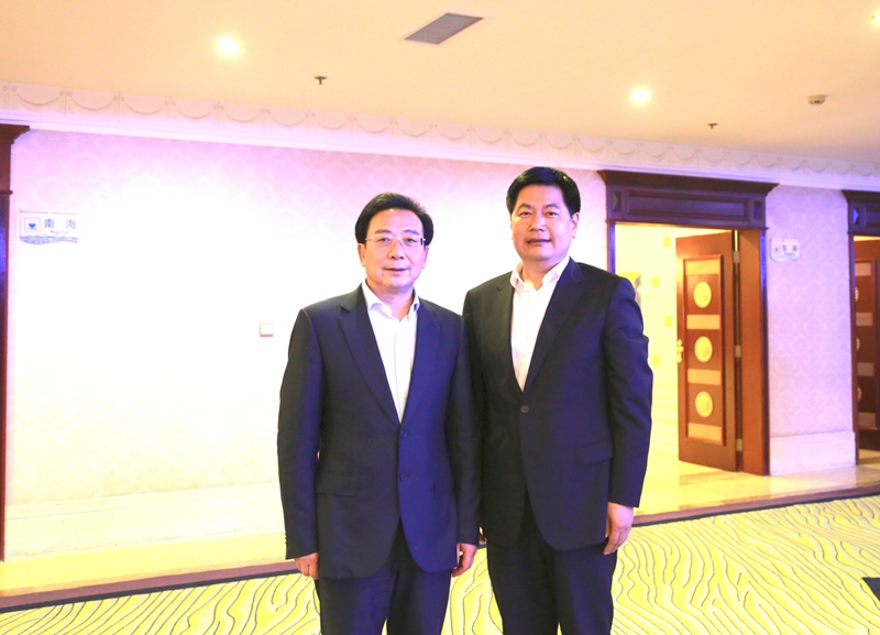 1460944804863199.jpg 德陽(yáng)市委書(shū)記蒲波與四川現(xiàn)代教育集團(tuán)董事長(zhǎng)蘇華親切合影_副本.jpg