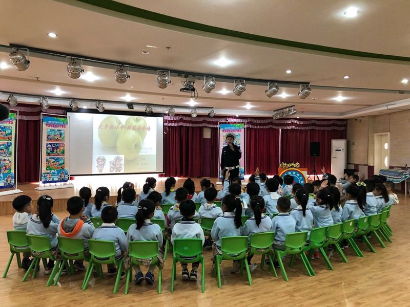 1523155571503563.jpg 德外幼兒園開展“大手拉小手 共筑安全墻”活動(dòng)_副本.jpg