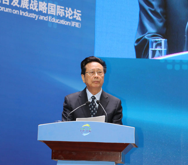 1527041331950604.jpg 陳昌智理事長(zhǎng)作論壇主旨講話.jpg