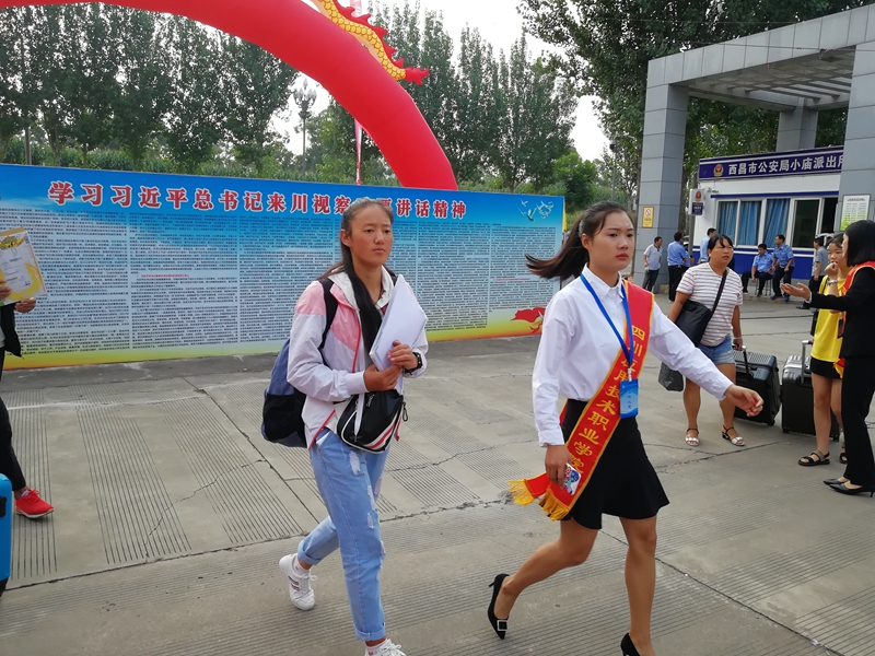 1535511856951879.jpg 圖6:學(xué)生志愿者帶引學(xué)生報名.jpg