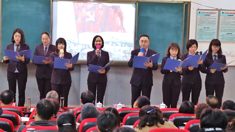 1544685862810869.jpg 德陽市校園文學(xué)社團建設(shè)經(jīng)驗交流暨2018年年會召開.jpg