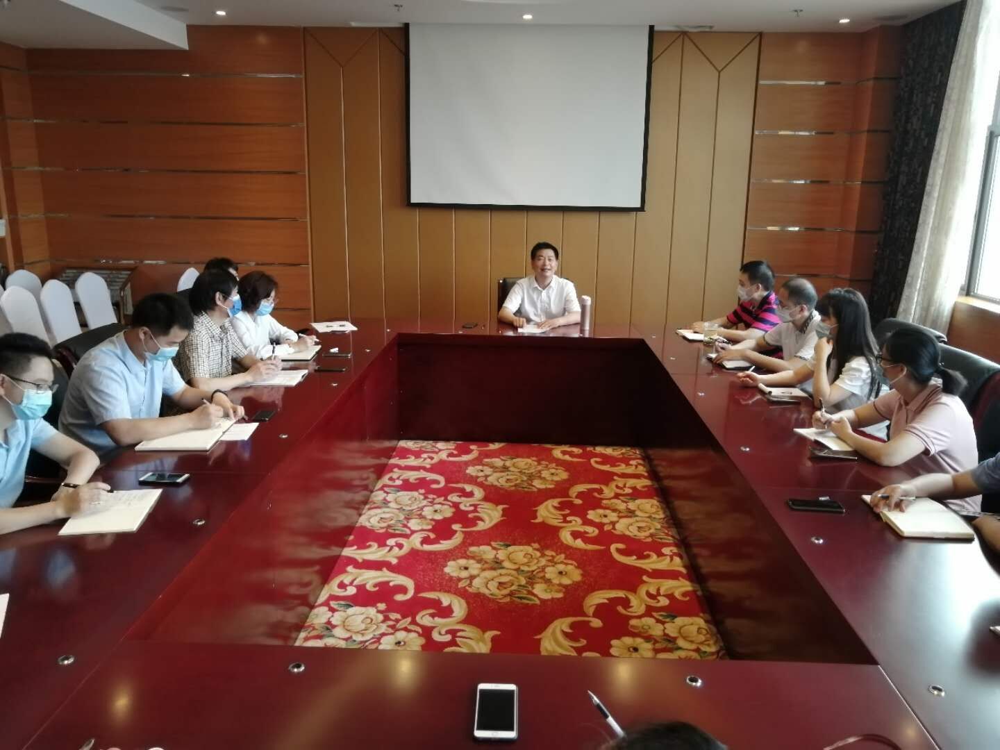 1591950145867601.jpg 四川現(xiàn)代教育集團(tuán)召開會議傳達(dá)學(xué)習(xí)全國兩會精神.jpg