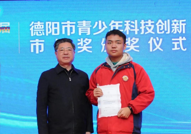 市長何禮為高2021屆5班學(xué)生周競楠頒發(fā)青少年科創(chuàng)市長獎，鼓勵孩子們成為拔尖創(chuàng)新人才。_副本.jpg