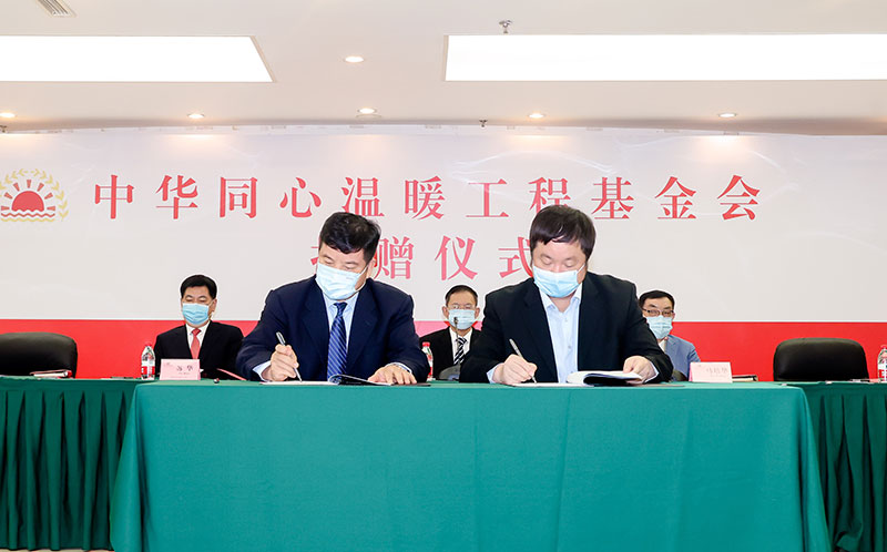 方乃純代表基金會與佳龍現(xiàn)場簽約.jpg 方乃純代表基金會與佳龍現(xiàn)場簽約.jpg