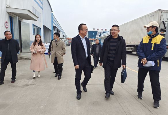 1646874676585274.jpg 深入企業(yè)考察 鋪平學(xué)生本地就業(yè)路1_副本.jpg