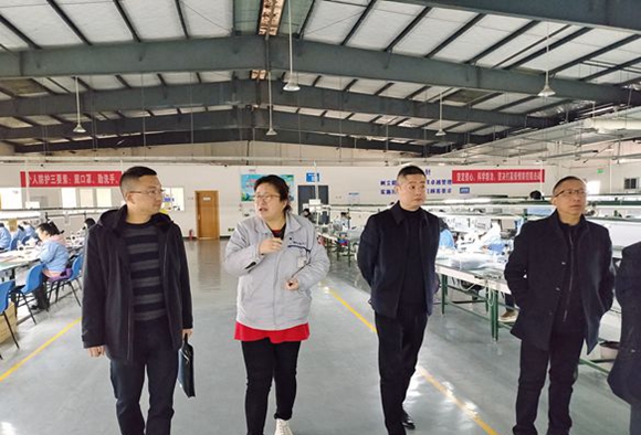 1646874684835054.jpg 深入企業(yè)考察 鋪平學(xué)生本地就業(yè)路2_副本.jpg