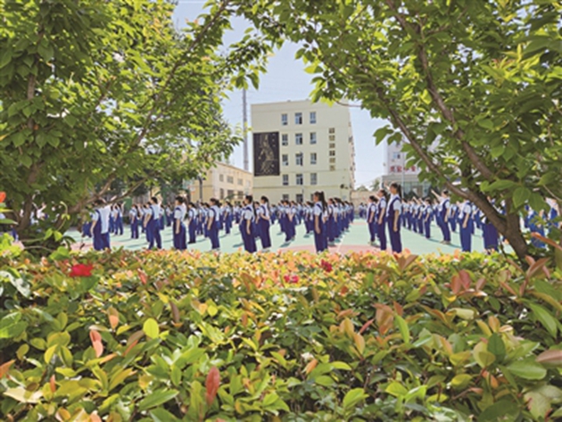 靈寶職業(yè)中等學(xué)校的學(xué)生正在學(xué)校操場上做著體操。調(diào)研組成員們被這些祖國花朵們釋放出的朝氣蓬勃的精氣神所打動。本報特邀委員記者 黃宇光 攝.jpg