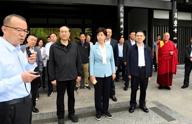 考察組在世園會主會場中華園藝展區(qū)成都園聽取有關(guān)情況介紹。記者 姜寒冬 攝.jpg