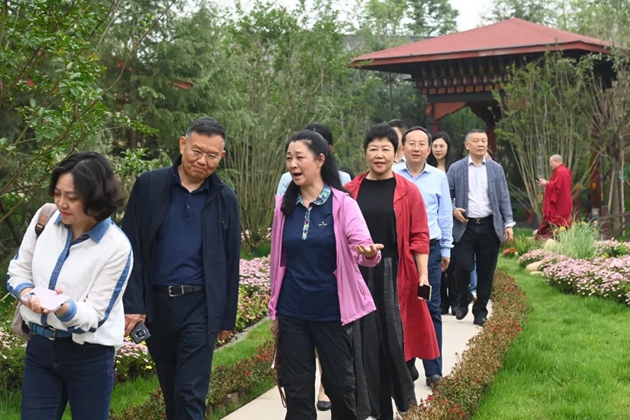 考察組在世園會國際園藝展區(qū)考察。記者 姜寒冬 攝.jpg