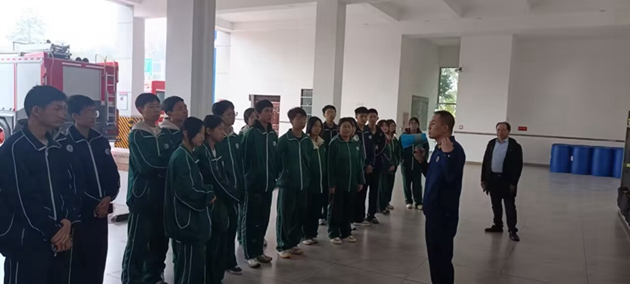 1732068645845401.jpg 中江職中消防志愿者到縣消防大隊進(jìn)行消防體驗活動1.jpg