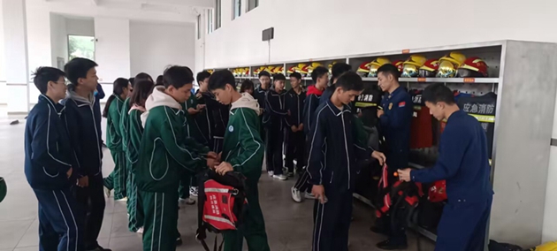 1732068653483941.jpg 中江職中消防志愿者到縣消防大隊進(jìn)行消防體驗活動2.jpg