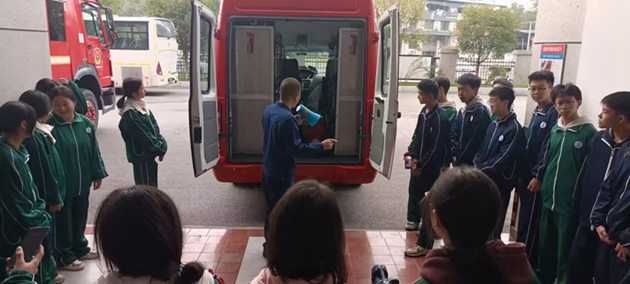 1732068662555761.jpg 中江職中消防志愿者到縣消防大隊進(jìn)行消防體驗活動3.jpg