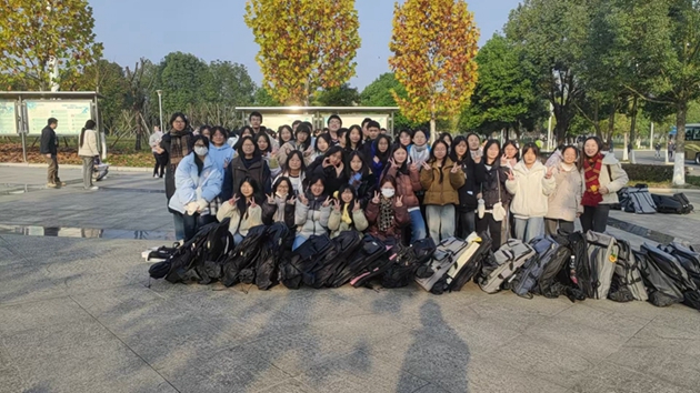 1734484190680191.jpg 全心守護(hù) 暖心送考——中江職中為藝考美術(shù)生全程護(hù)航2.jpg